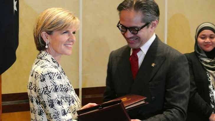 Foreign Minister Julie Bishop with her Indonesian counterpart Marty Natalegawa at the signing of the agreement.