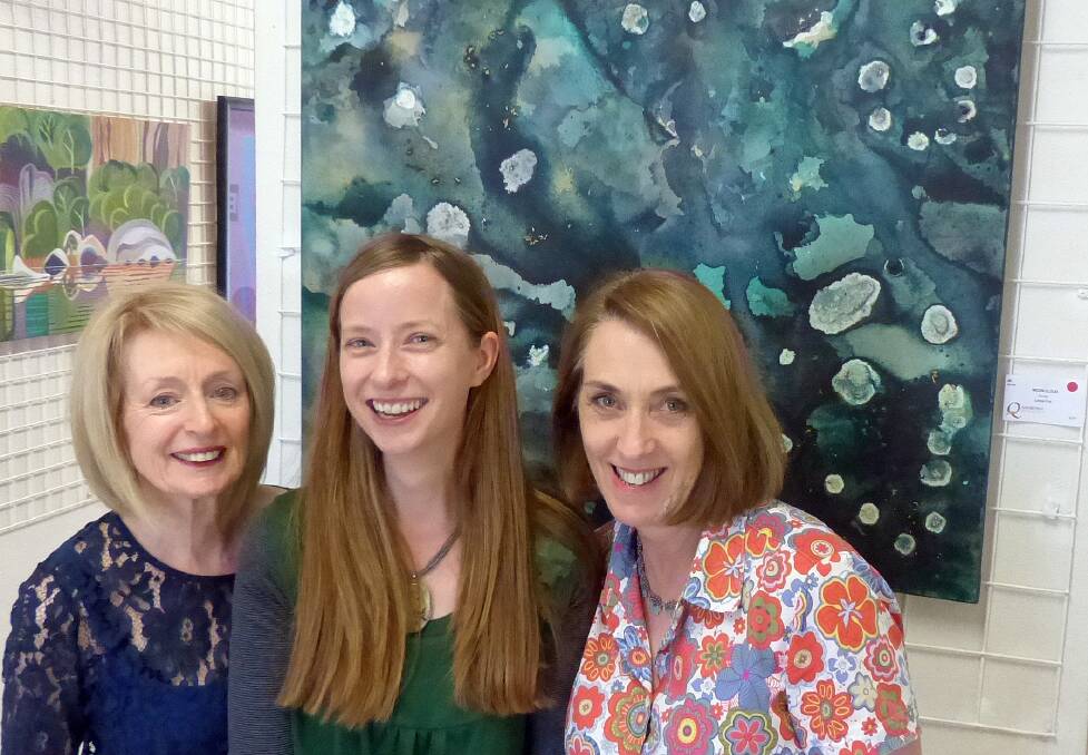 Overall exhibition winner Leisa Fox (centre) with Colleen Romano (left, who purchased the winning painting) and Tessa Debeljakovic.