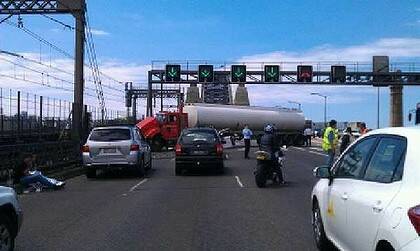 The crash scene on the bridge ...  by Twit Pic@ShayNarsey.