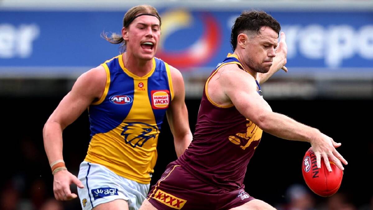 Lachie Neale launches the Lions into attack at the Gabba. (Jason O'BRIEN/AAP PHOTOS)