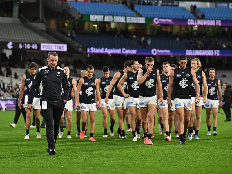 Carlton players are backing coach Michael Voss amid mounting pressure from their 0-4 season start. Photo: James Ross/AAP PHOTOS