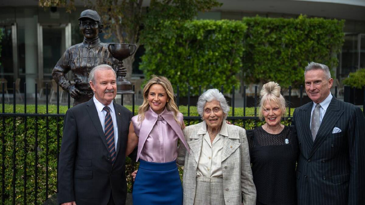 VRC chairman Neil Wilson (r) says Payne is an inspiration to many and a legend of the sport. (Jay Kogler/AAP PHOTOS)