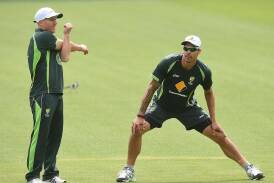 David Warner (left) and Mitchell Johnson during happier times as Australia teammates. (Dave Hunt/AAP PHOTOS)