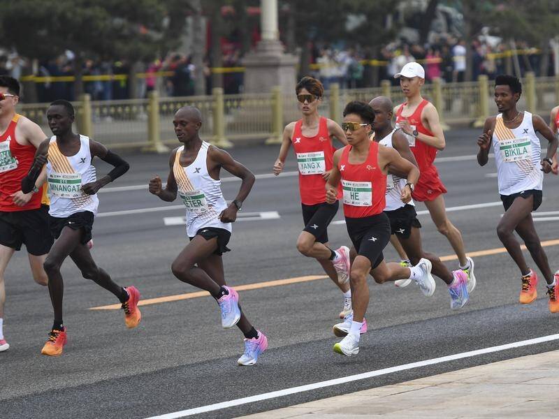 He Jie ( red shirt, centre) runs with four Africans in last weekend's Beijing Half Marathon. (AP PHOTO)