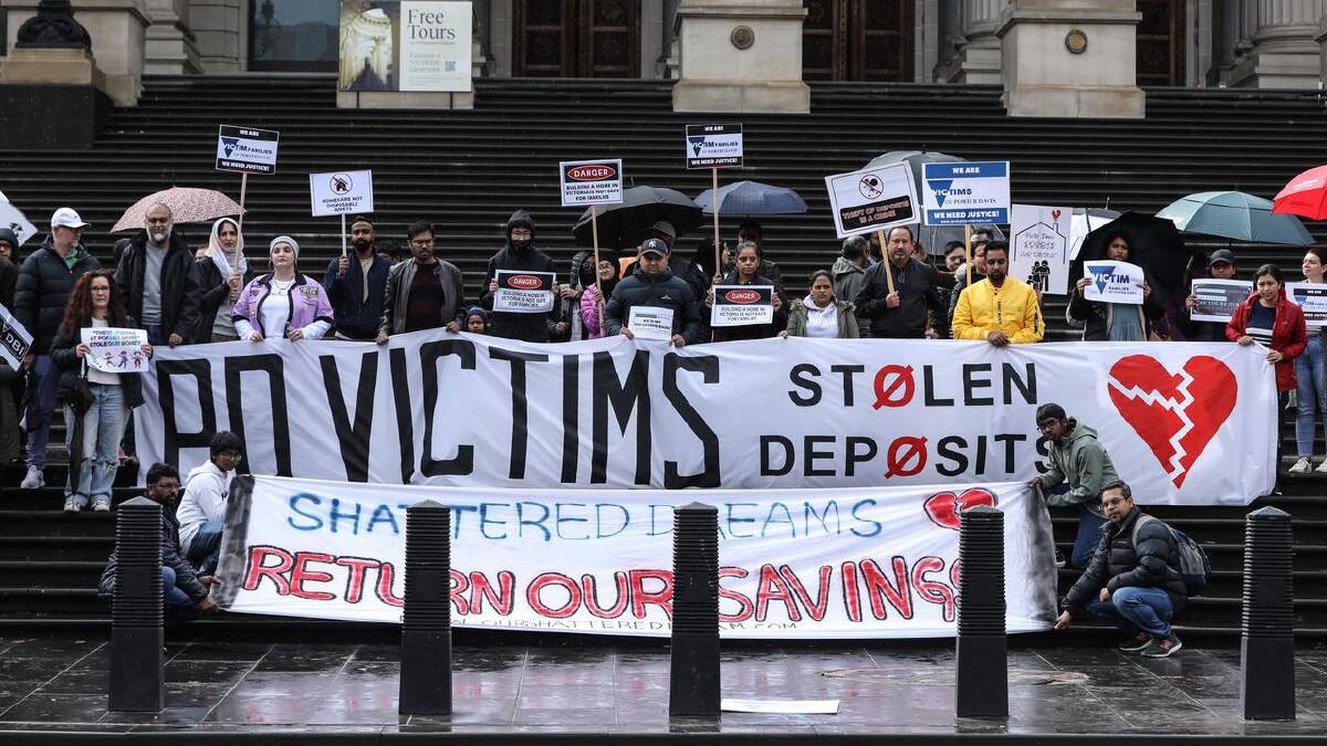 Families impacted by the collapse of builder Porter Davis called for government action. (Diego Fedele/AAP PHOTOS)